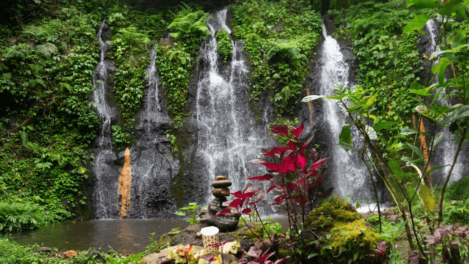 Taman Beji griya Waterfall temple 1600x900 (1)